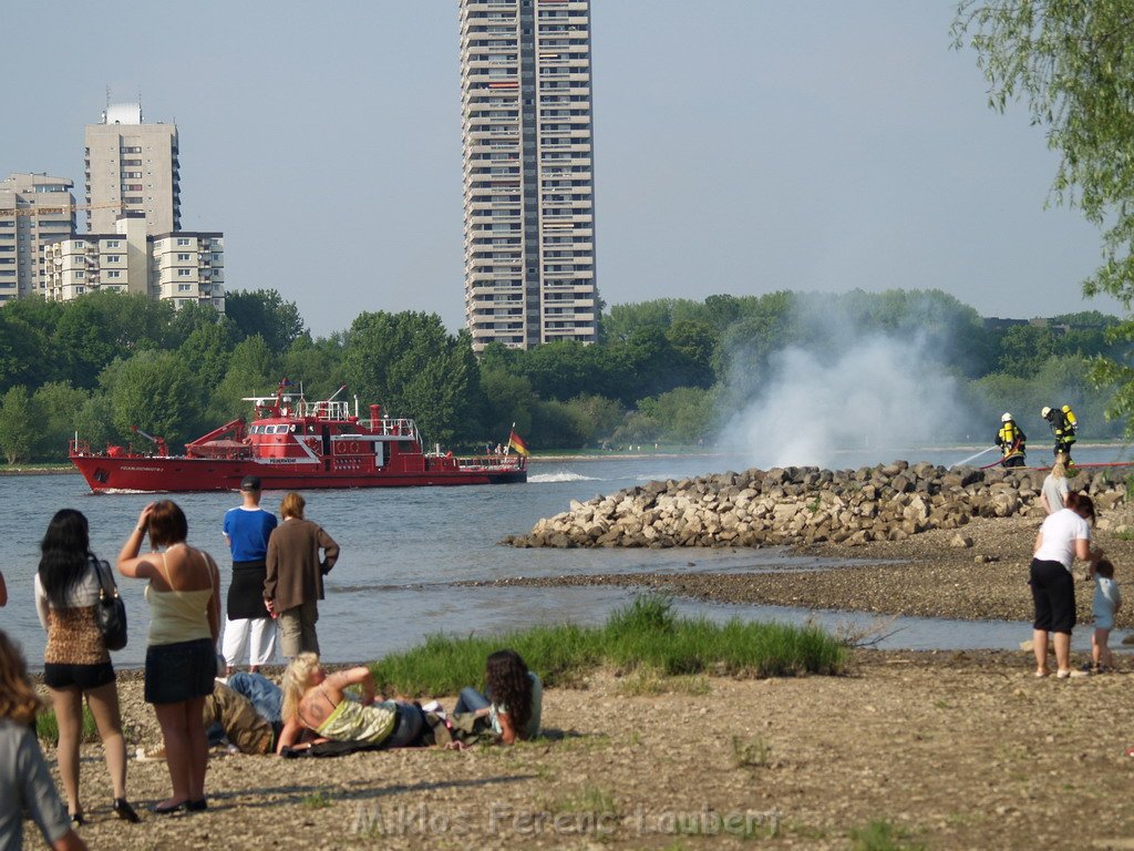 Kleine Yacht abgebrannt Koeln Hoehe Zoobruecke Rheinpark P004.JPG